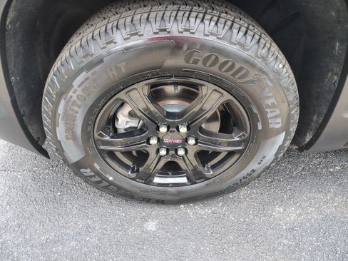 Used 2022 GMC Acadia AT4 w/ Preferred Package AWD/4WD image 5