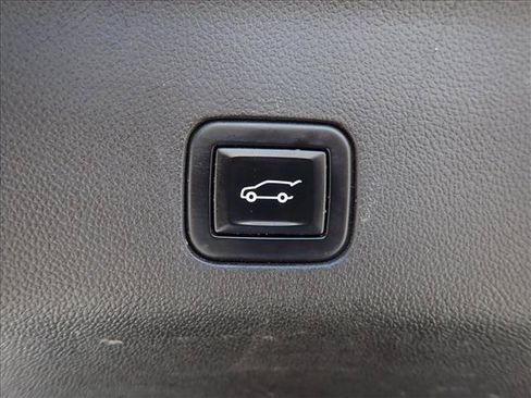 Used 2022 Chevrolet Suburban LT AWD/4WD image 9