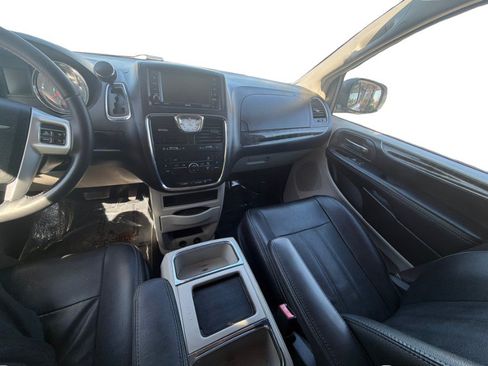 Used 2015 Chrysler Town & Country Touring FWD image 25