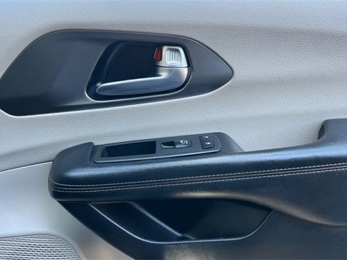 Used 2020 Chrysler Pacifica Touring-L image 20