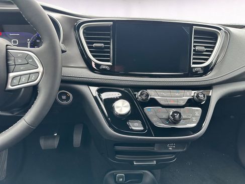 New 2026 Chrysler Pacifica Select image 11