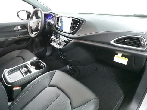 New 2027 Chrysler Pacifica Select FWD image 29