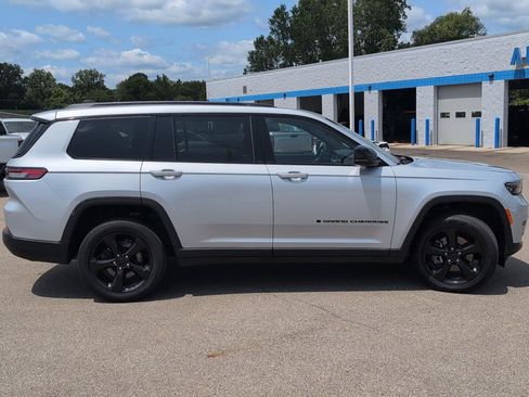 Used 2023 Jeep Grand Cherokee L Laredo AWD/4WD image 9