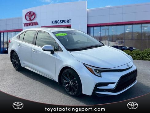 Used 2024 Toyota Corolla SE w/ SE Package image 7