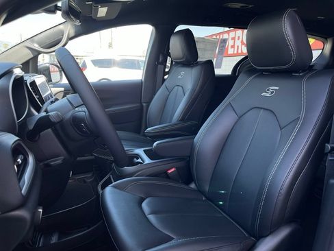 New 2026 Chrysler Pacifica Select w/ S Appearance Package FWD image 16