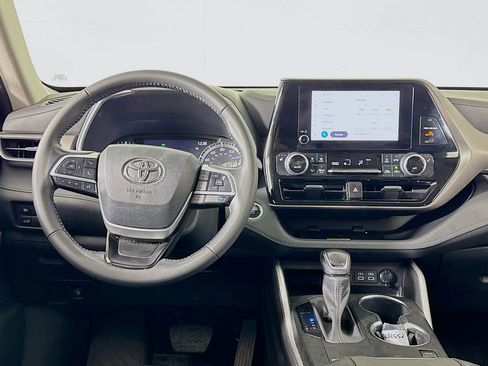 Used 2023 Toyota Highlander XLE AWD/4WD image 21