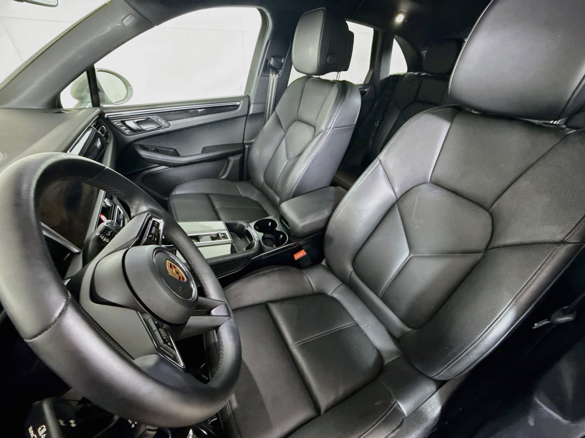 Certified 2023 Porsche Macan AWD/4WD image 5