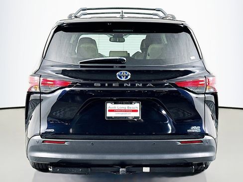 Used 2021 Toyota Sienna XLE w/ XLE Plus Package image 3