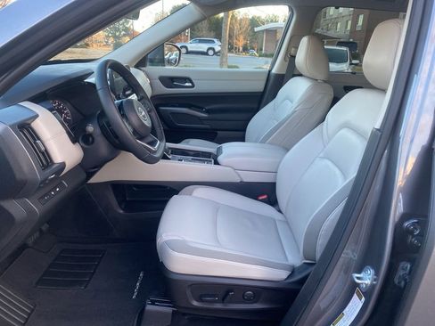 Used 2024 Nissan Pathfinder SL image 14