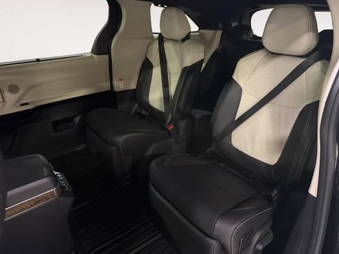 Used 2025 Toyota Sienna Platinum FWD image 20