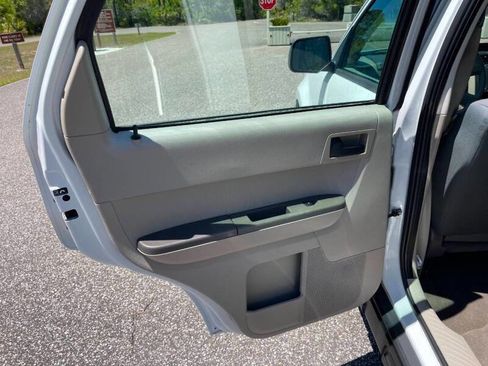 Used 2009 Ford Escape XLS FWD image 11