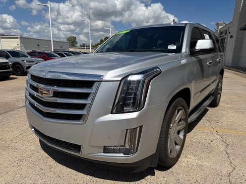 Used 2015 Cadillac Escalade Luxury image 3