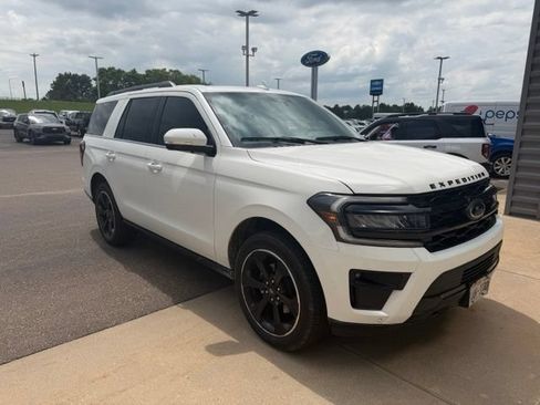 Used 2022 Ford Expedition Limited AWD/4WD image 2