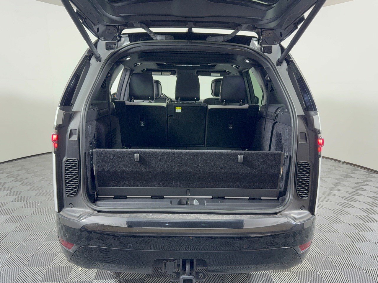 Used 2023 Land Rover Discovery Metropolitan Edition AWD/4WD image 28