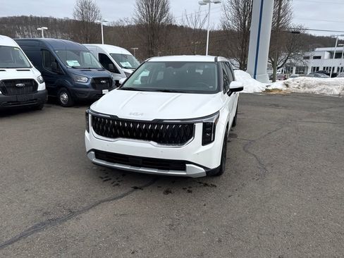 Used 2025 Kia Carnival image 16