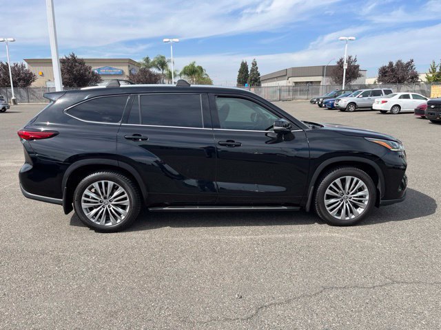 Used 2022 Toyota Highlander Platinum FWD image 2