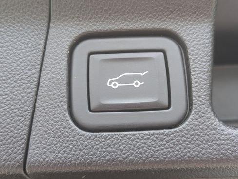 Used 2023 GMC Acadia SLE w/ Driver Convenience Package image 13