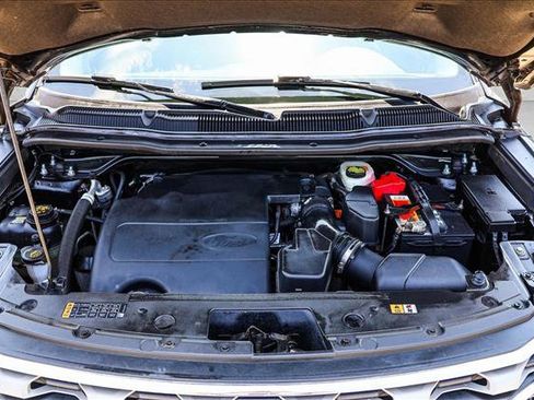 Used 2017 Ford Explorer XLT w/ Equipment Group 201A AWD/4WD image 28