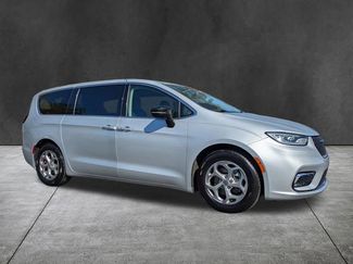 Used 2024 Chrysler Pacifica Limited video 2