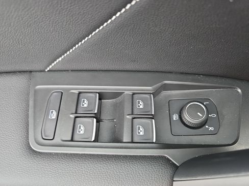 Used 2024 Volkswagen Tiguan SE R-Line image 28