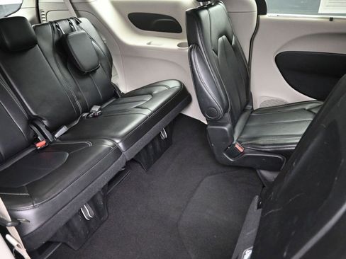 Used 2024 Chrysler Pacifica Touring-L image 10