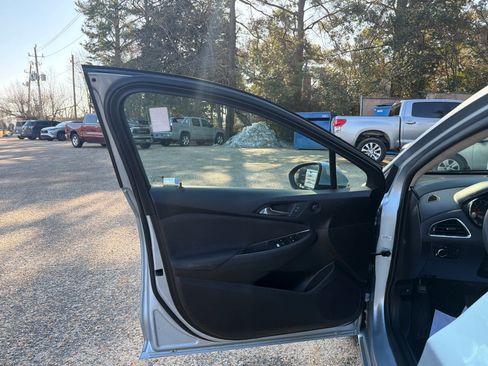 Used 2017 Chevrolet Cruze LT image 17