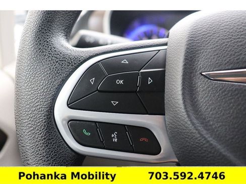 Used 2020 Chrysler Voyager L image 13