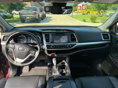 Used 2017 Toyota Highlander XLE FWD image 12