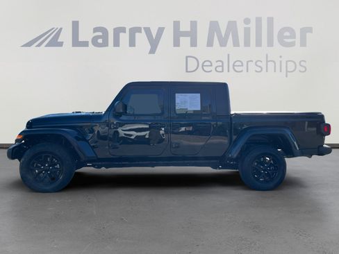 Used 2022 Jeep Gladiator Sport image 2