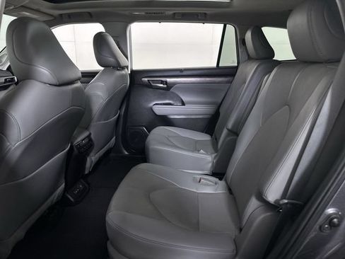 Used 2023 Toyota Highlander Platinum FWD image 26