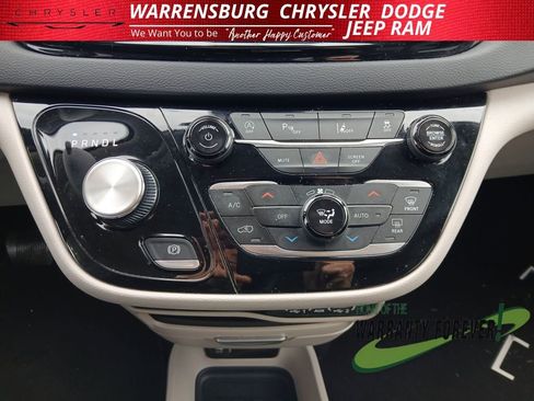 Used 2023 Chrysler Pacifica Touring-L image 23