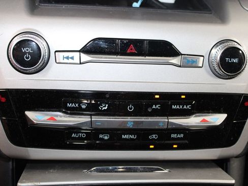 Used 2024 Ford Explorer XLT RWD image 28