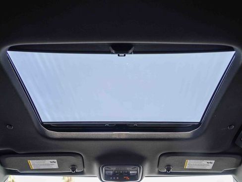 Used 2023 Chevrolet Traverse Premier image 17