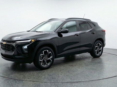 Used 2025 Chevrolet Trax LT w/ LT Convenience Package image 3