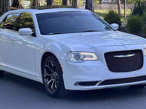 Used 2015 Chrysler 300 Limited RWD image 3
