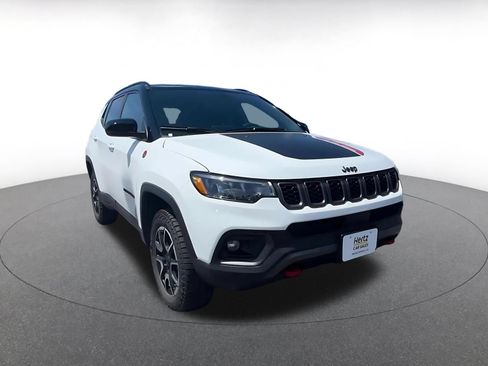 Used 2025 Jeep Compass Trailhawk AWD/4WD image 3