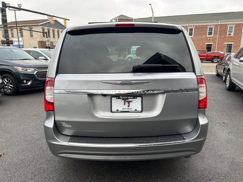 Used 2016 Chrysler Town & Country Touring-L image 4