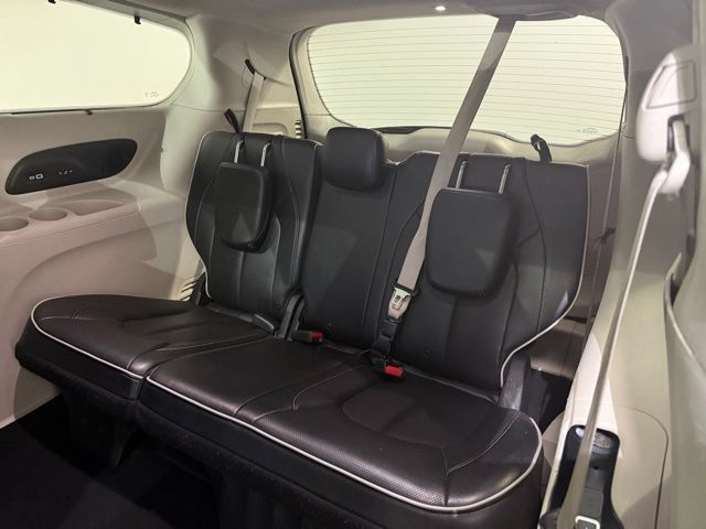 Used 2021 Chrysler Pacifica Limited AWD/4WD image 19