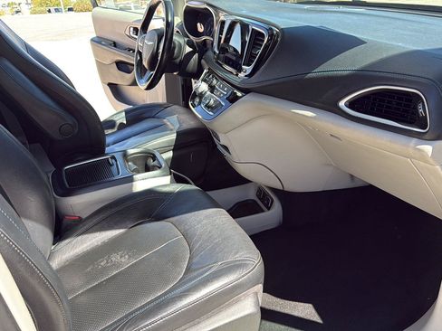 Used 2021 Chrysler Pacifica Touring-L FWD image 28