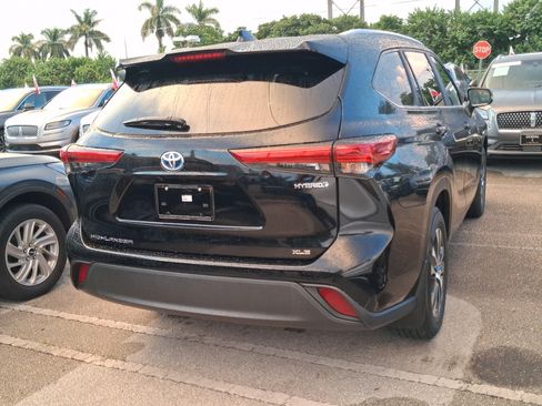 Used 2023 Toyota Highlander XLE FWD image 4