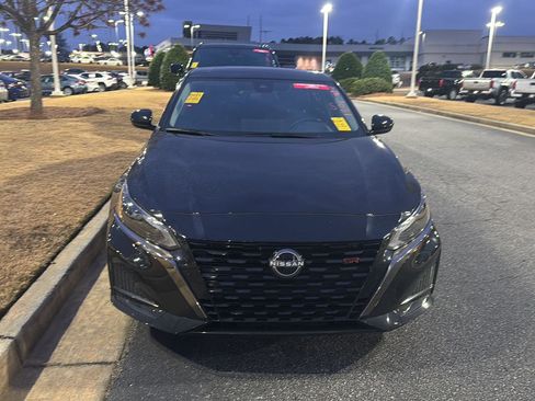 Used 2024 Nissan Altima 2.5 SR w/ SR Premium Package image 3