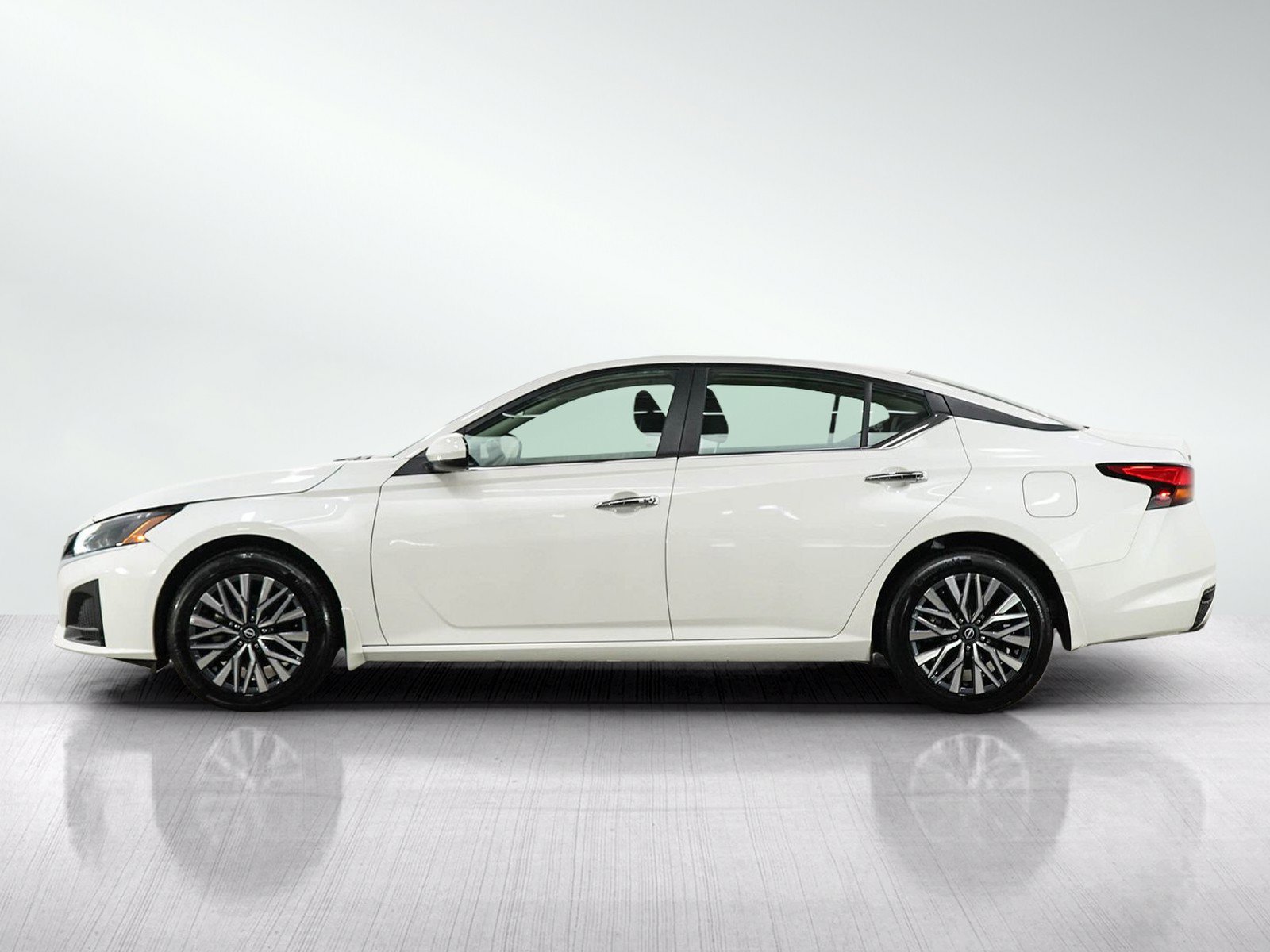 Used 2023 Nissan Altima 2.5 SV w/ SV Premium Package AWD/4WD image 2
