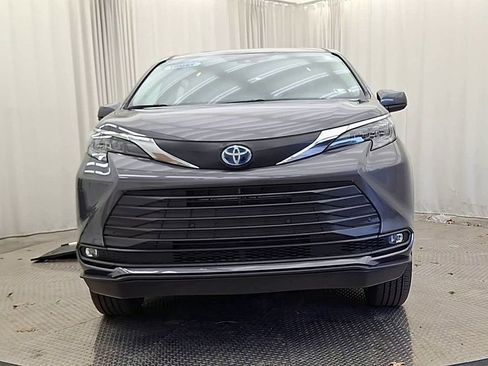 Used 2025 Toyota Sienna XLE w/ XLE Plus Package FWD image 4