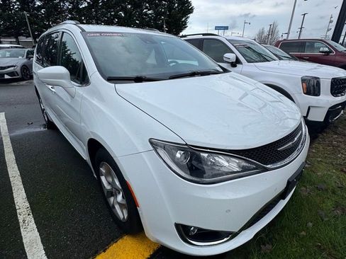 Used 2020 Chrysler Pacifica Touring-L image 3