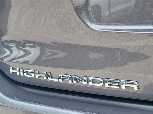 Used 2022 Toyota Highlander XLE image 9