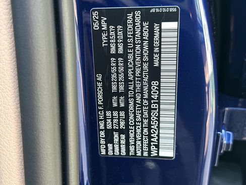 Certified 2025 Porsche Macan AWD/4WD image 32