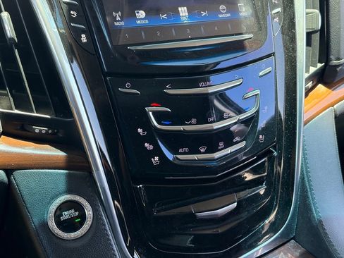 Used 2018 Cadillac Escalade Luxury RWD image 9