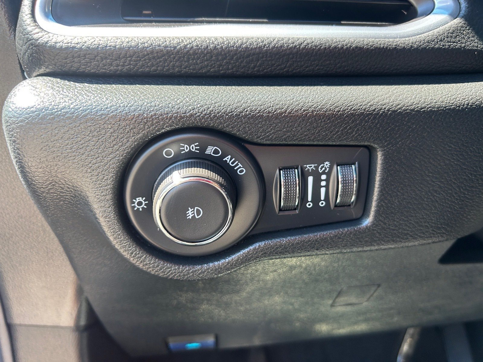 Used 2025 Chrysler Pacifica Limited FWD image 26