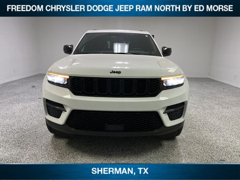 Used 2023 Jeep Grand Cherokee Altitude image 2