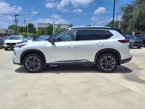 Used 2024 Nissan Rogue Platinum w/ Platinum Premium Package FWD image 8
